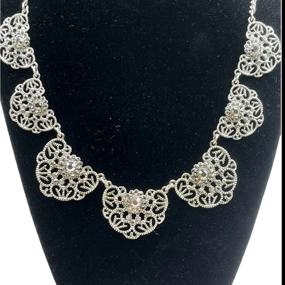 Stunning vintage silver tone filigree ornate chic bib necklace gray rhinestones